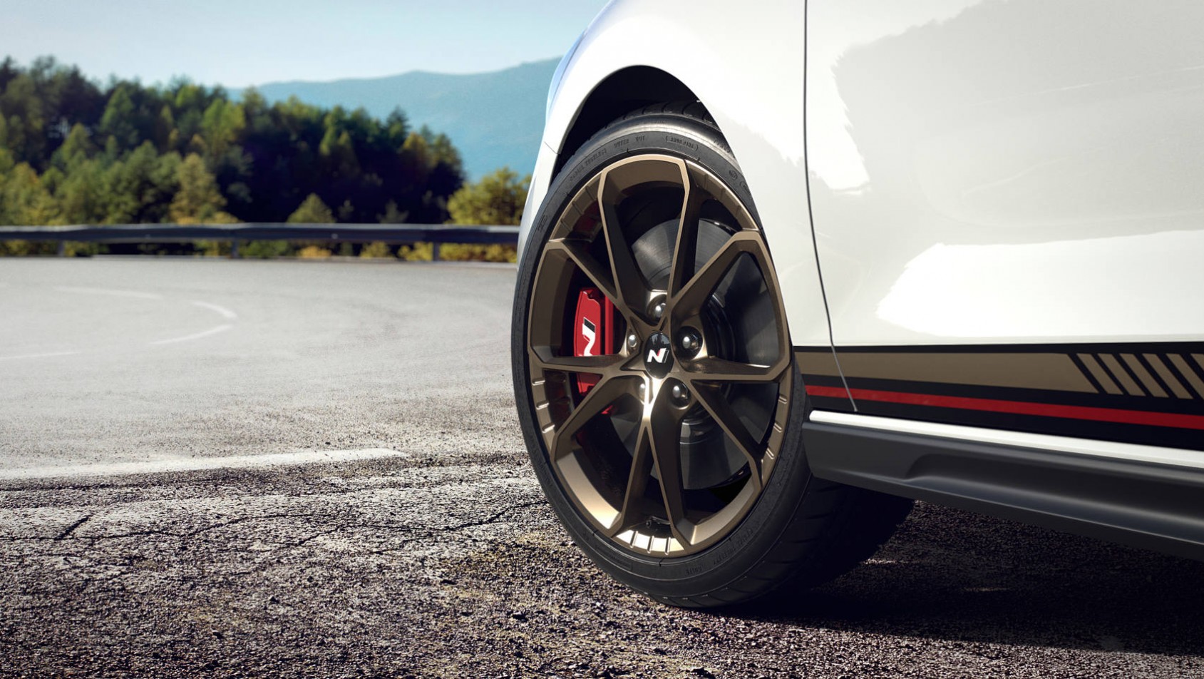 Hyundai i30 N Drive-N - brązowe wstawki na lakierze Serenity White Pearl
