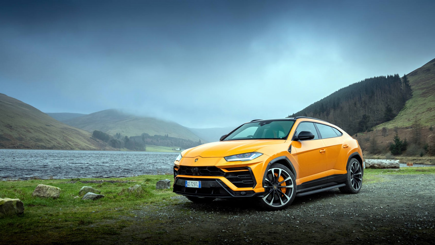 Lamborghini Urus na tle krajobrazu