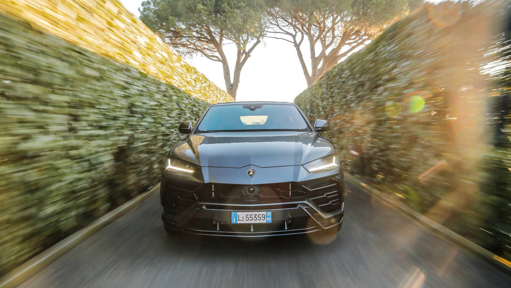 Lamborghini Urus agresywnie przyśpiesza na wąskiej drodze