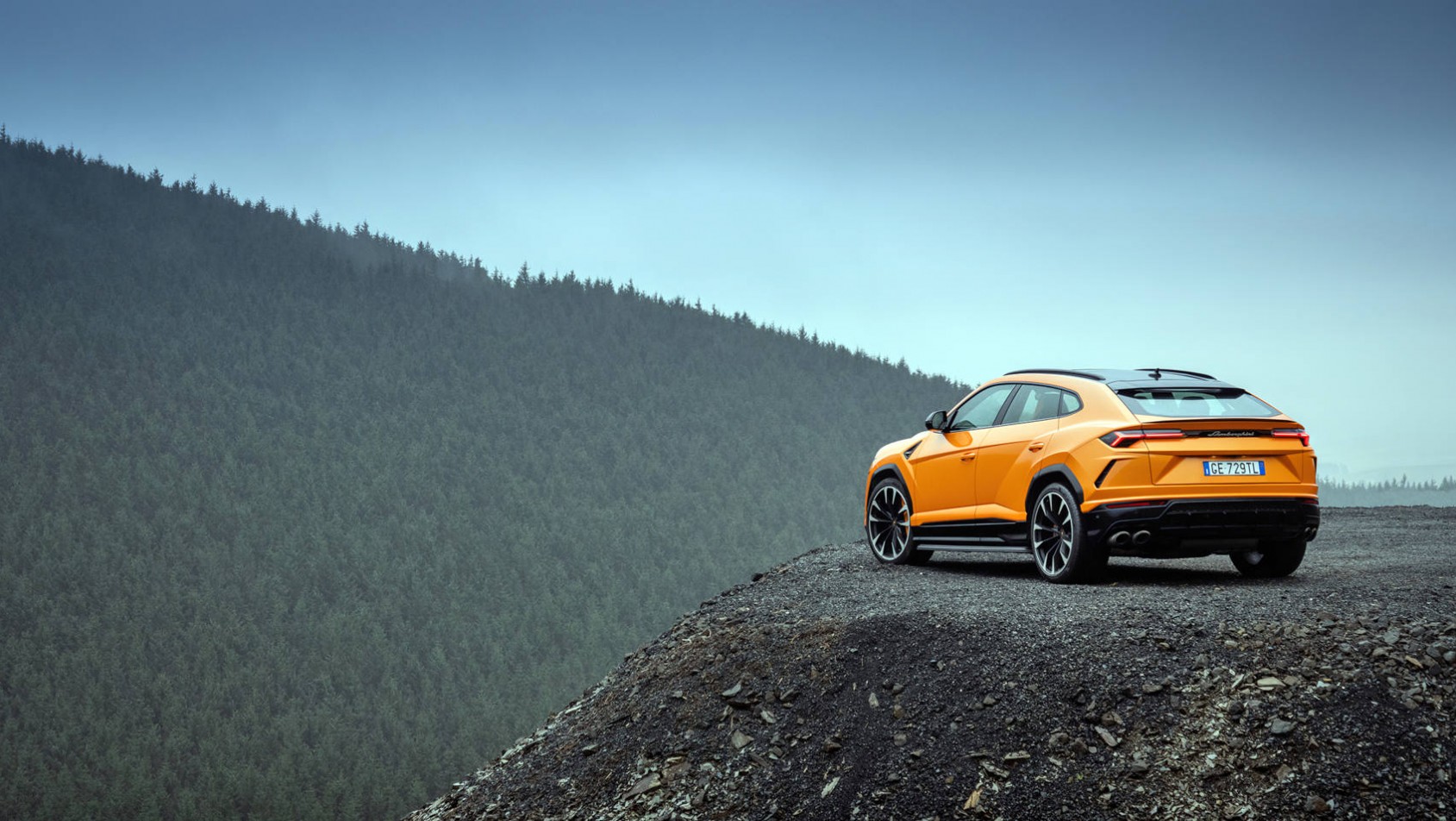 Lamborghini Urus - tyłem na tle krajobrazu