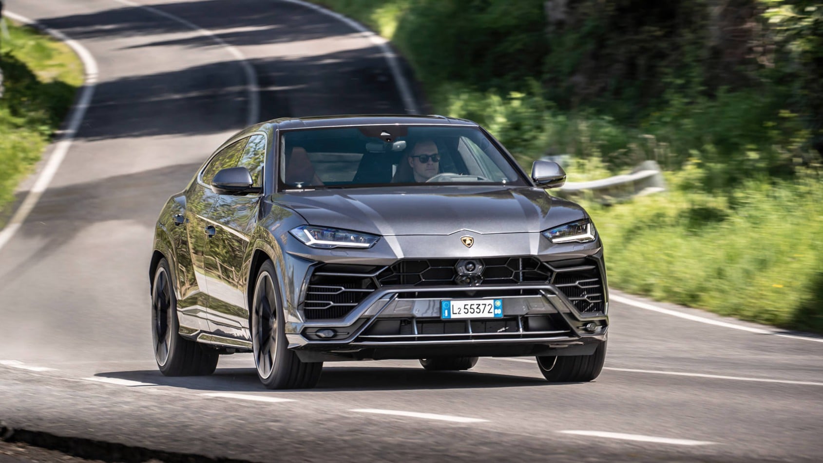 Lamborghini Urus - szybko pokonuje zakręty