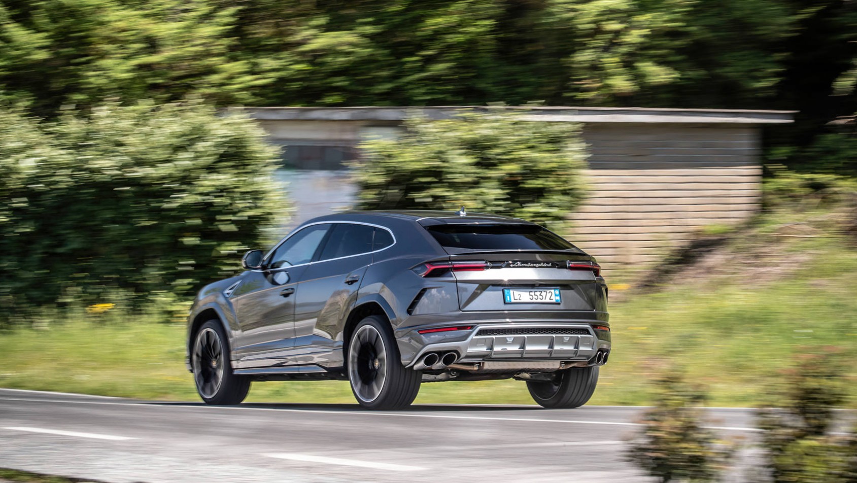 Lamborghini Urus na asfaltowej drodze