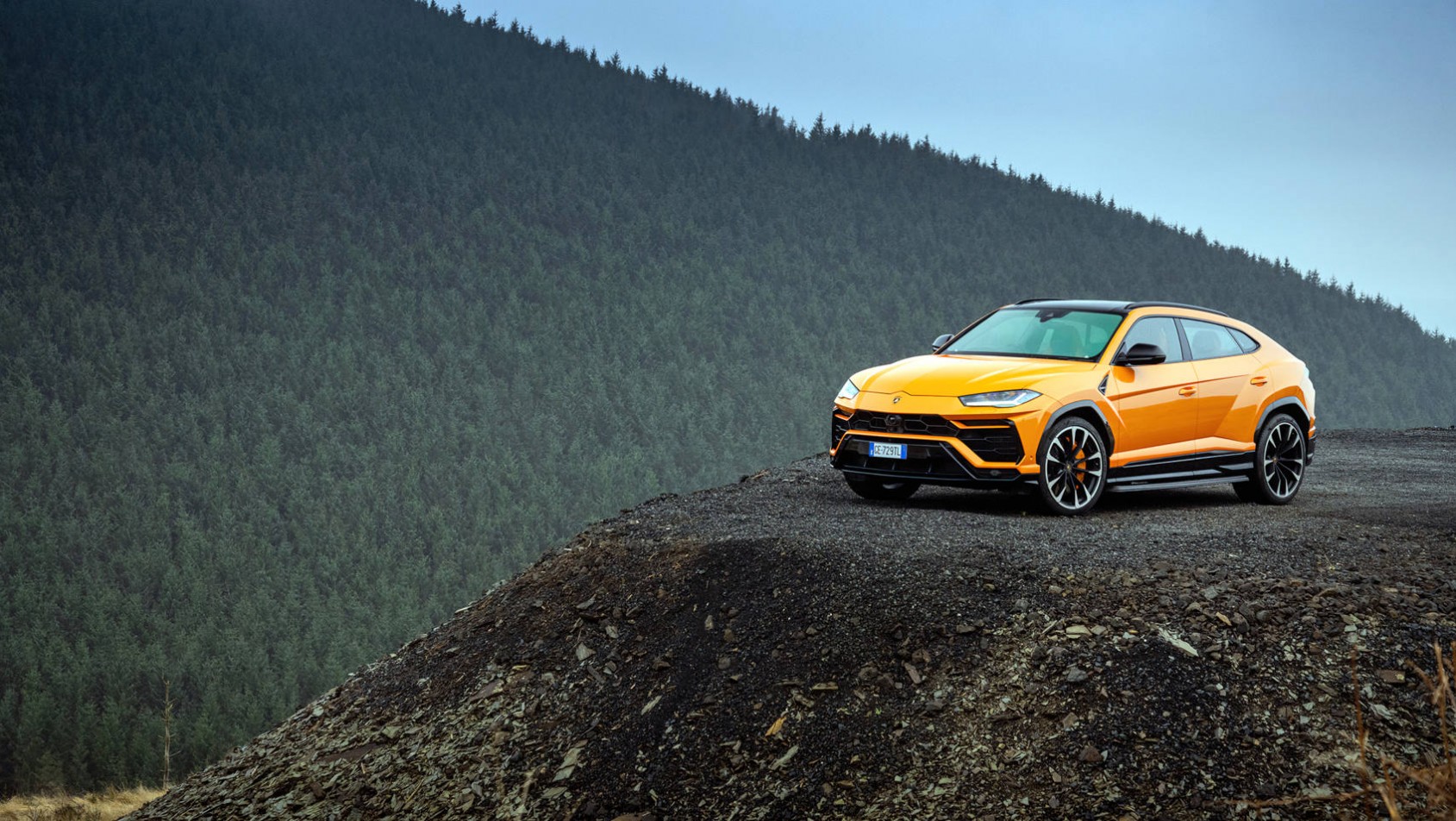 Lamborghini Urus na tle górzystego krajobrazu