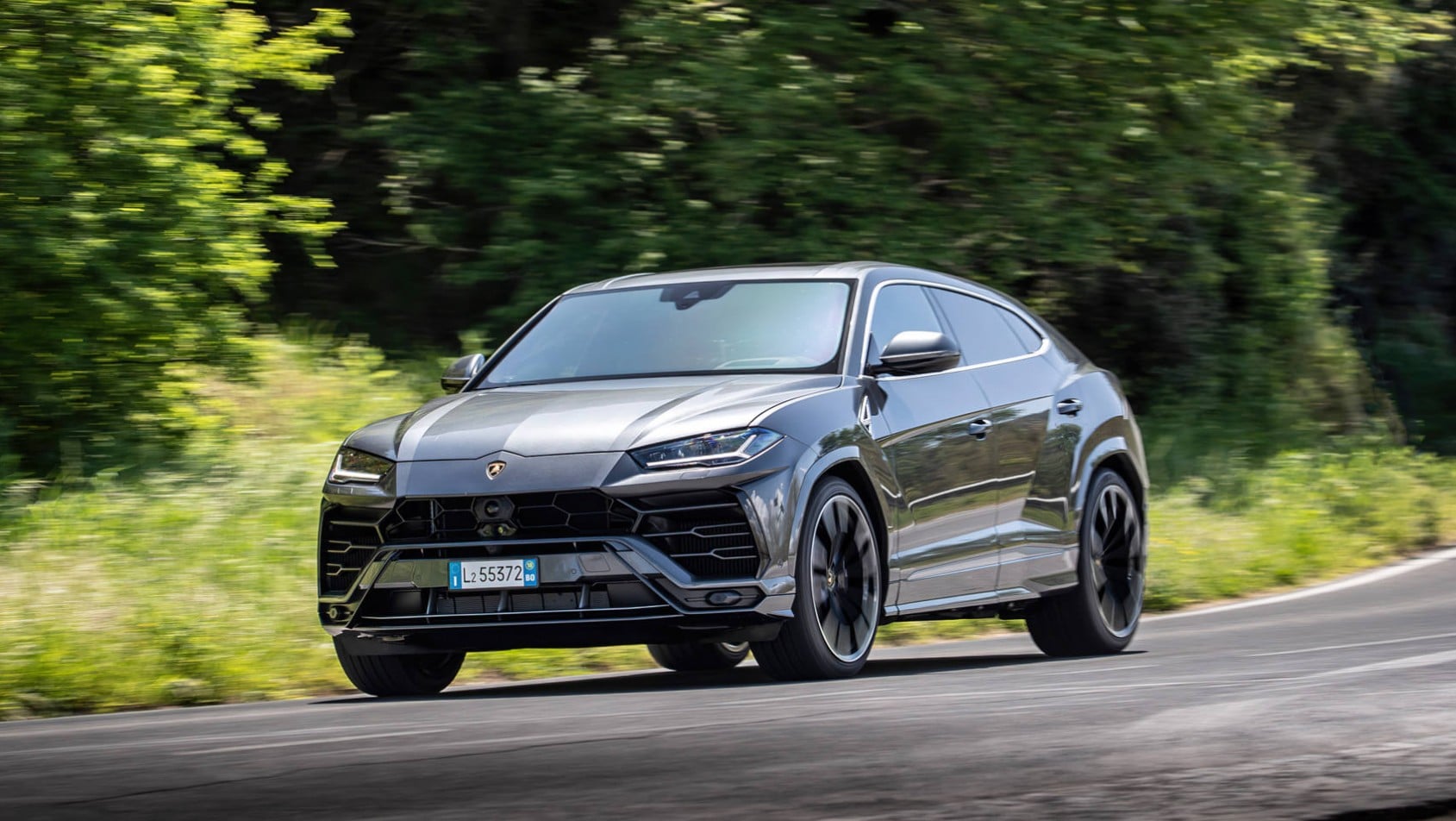 Lamborghini Urus na drodze