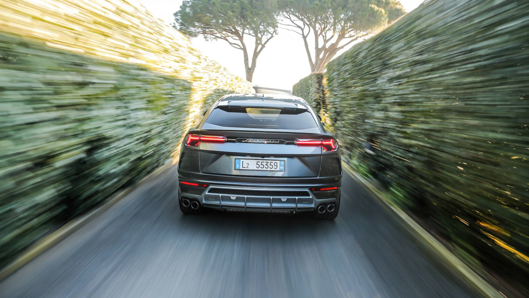 Lamborghini Urus - na wąskiej drodze