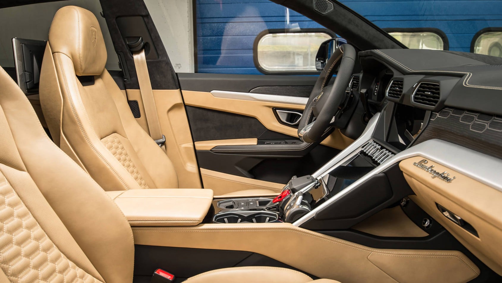 Lamborghini Urus - komfortowe wnętrze