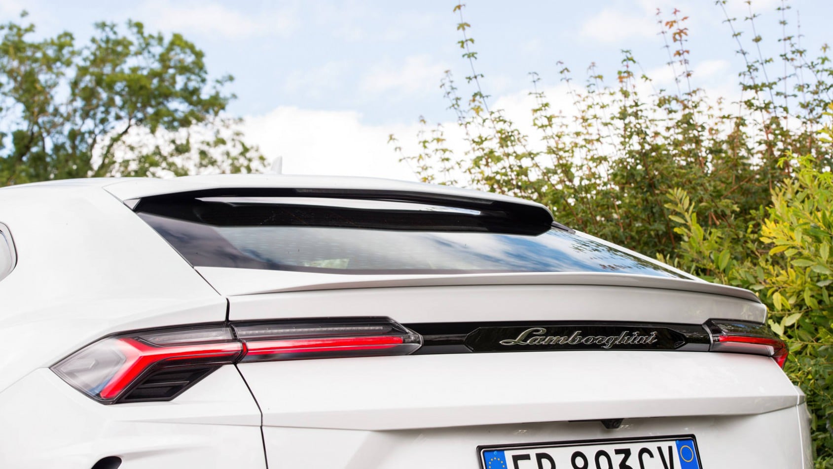 Biały Lamborghini Urus - detale