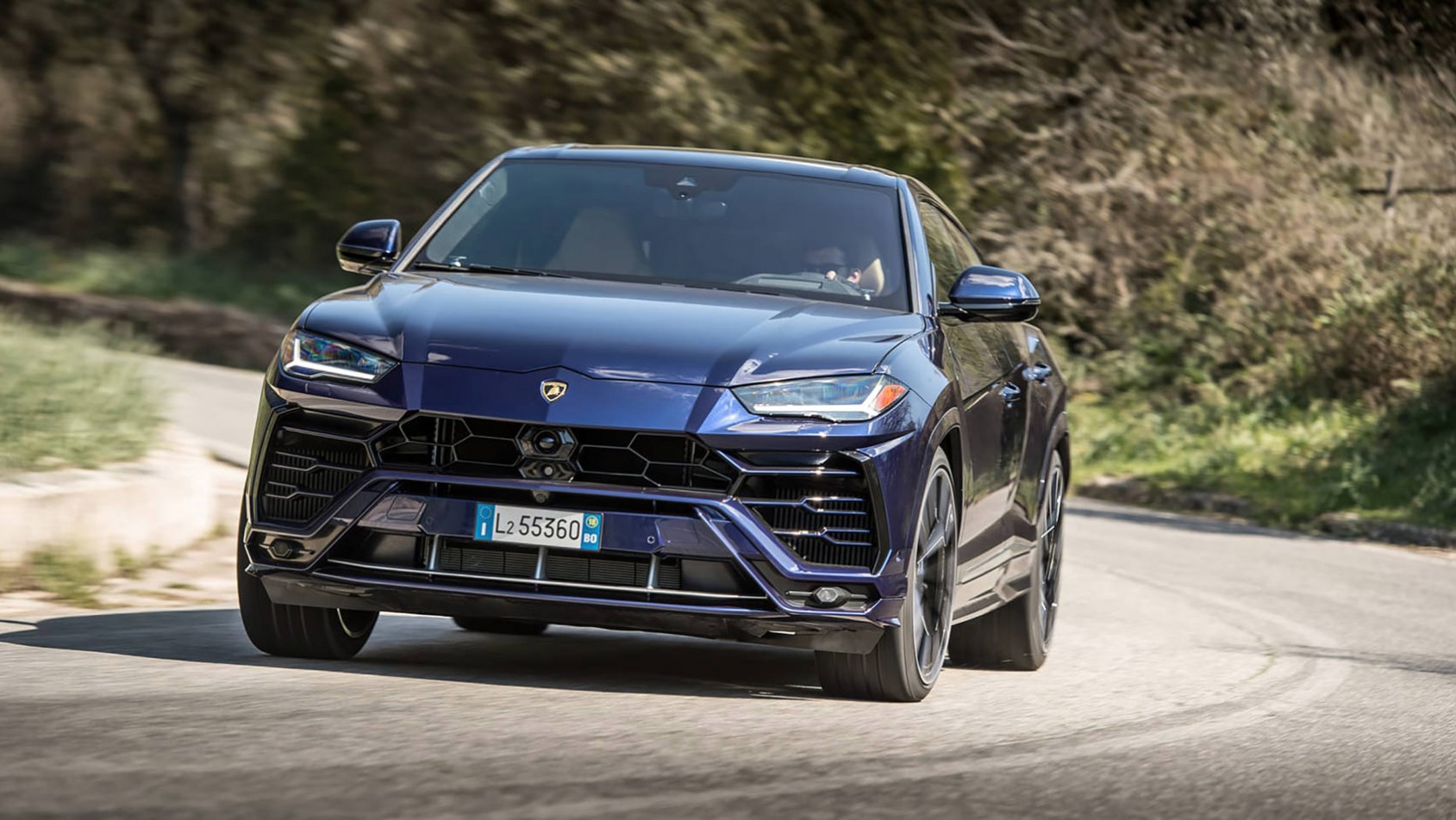 Lamborghini Urus - wychodzi z zakrętu
