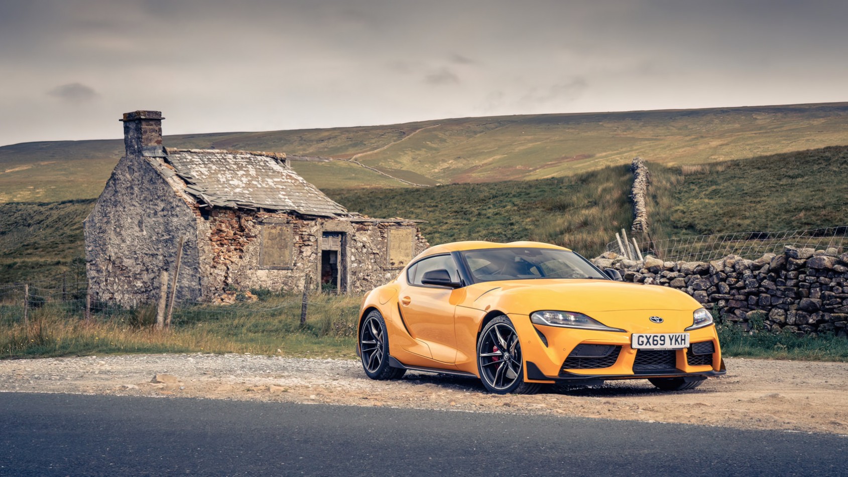 Toyota Supra GR na tle starego domu