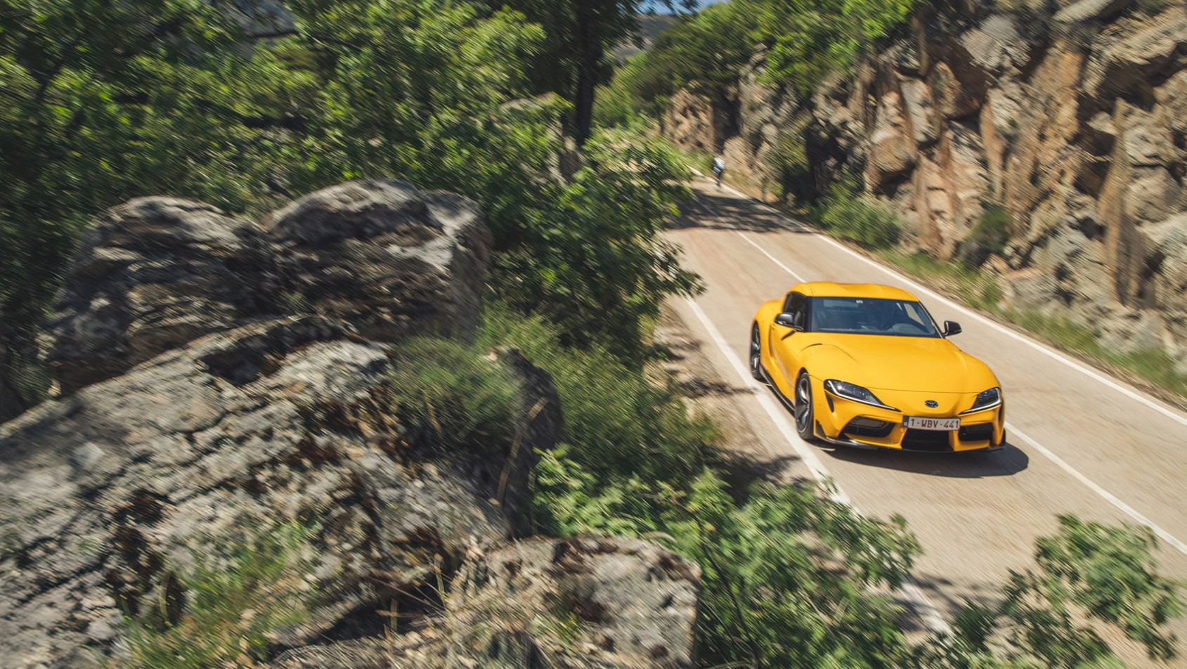 Toyota Supra GR z góry na drodze