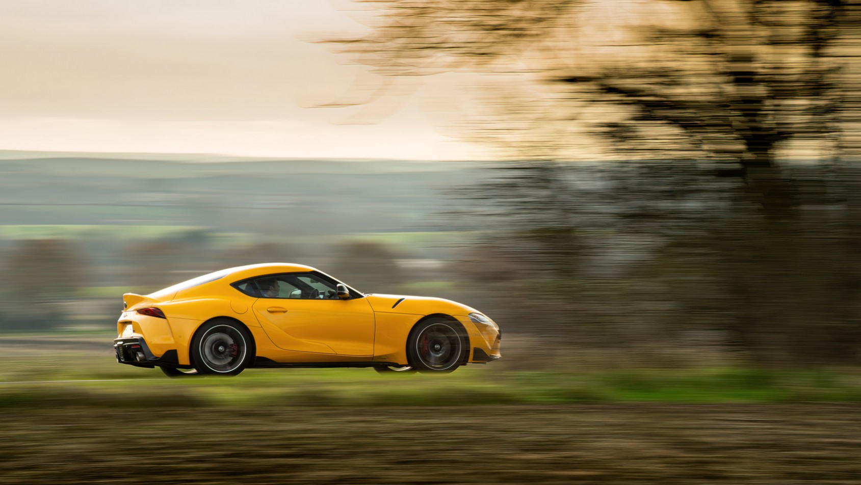 Toyota Supra GR z boku