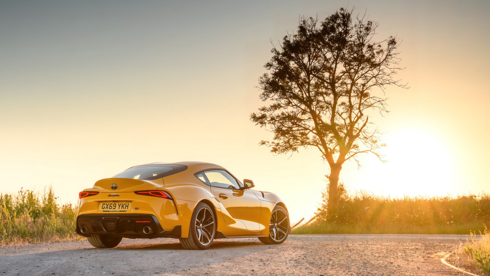 Toyota Supra GR o zachodzie słońca