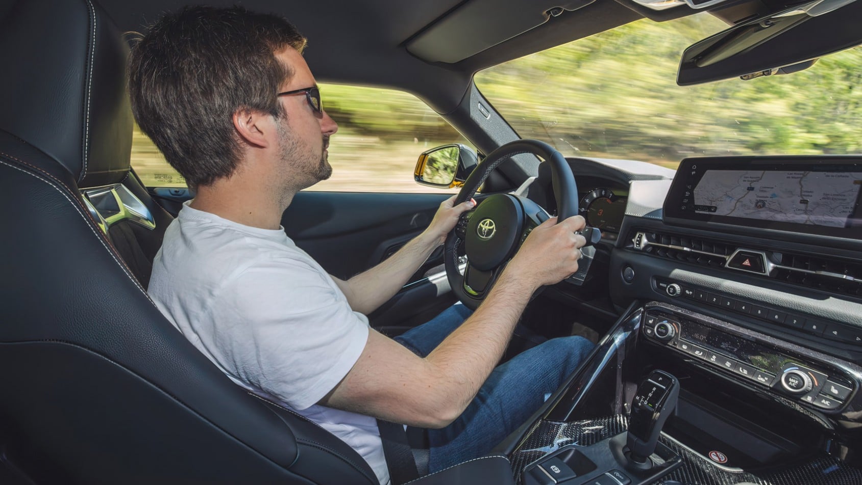 Toyota Supra GR z kierowcą