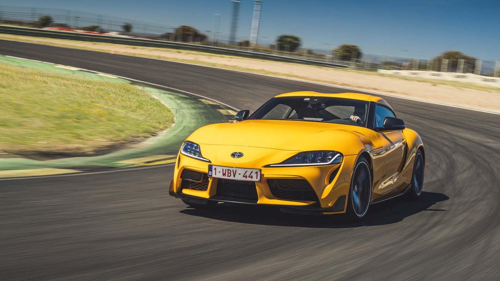 Toyota Supra GR na torze w zakręcie