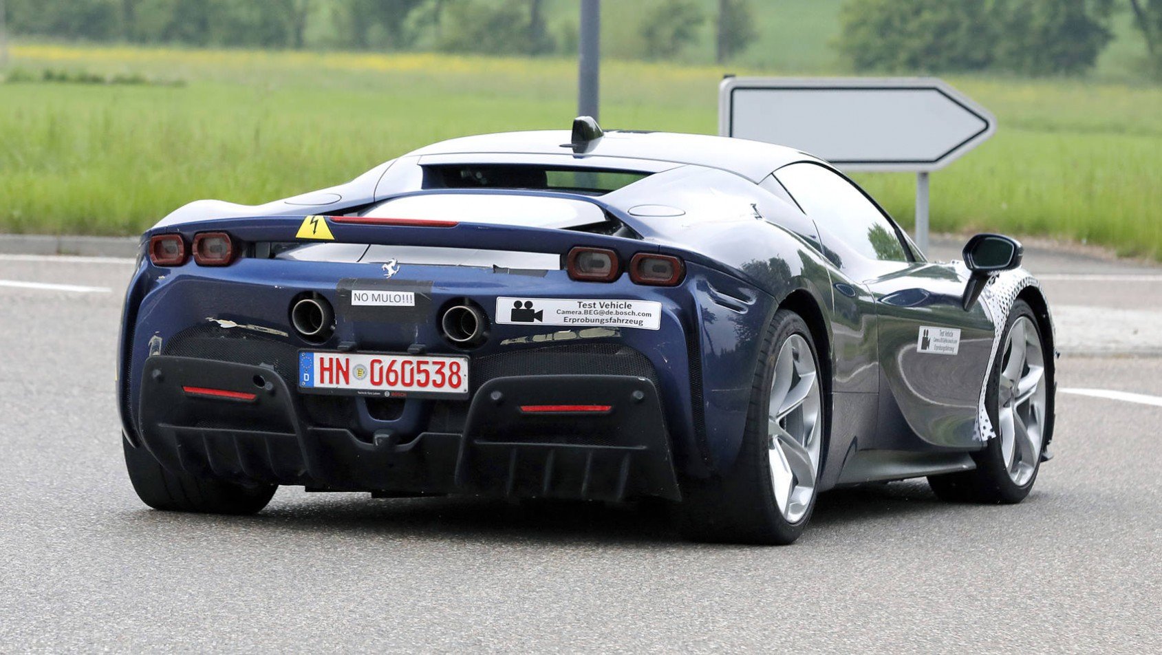 Ferrari SF90 - złapany przez spotterów