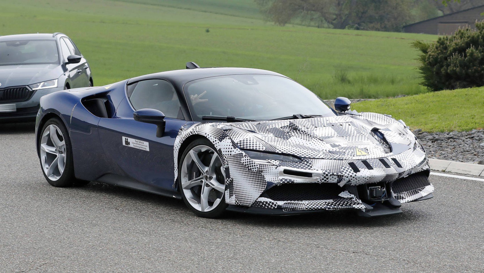 SF90 Stradale w kamuflażu