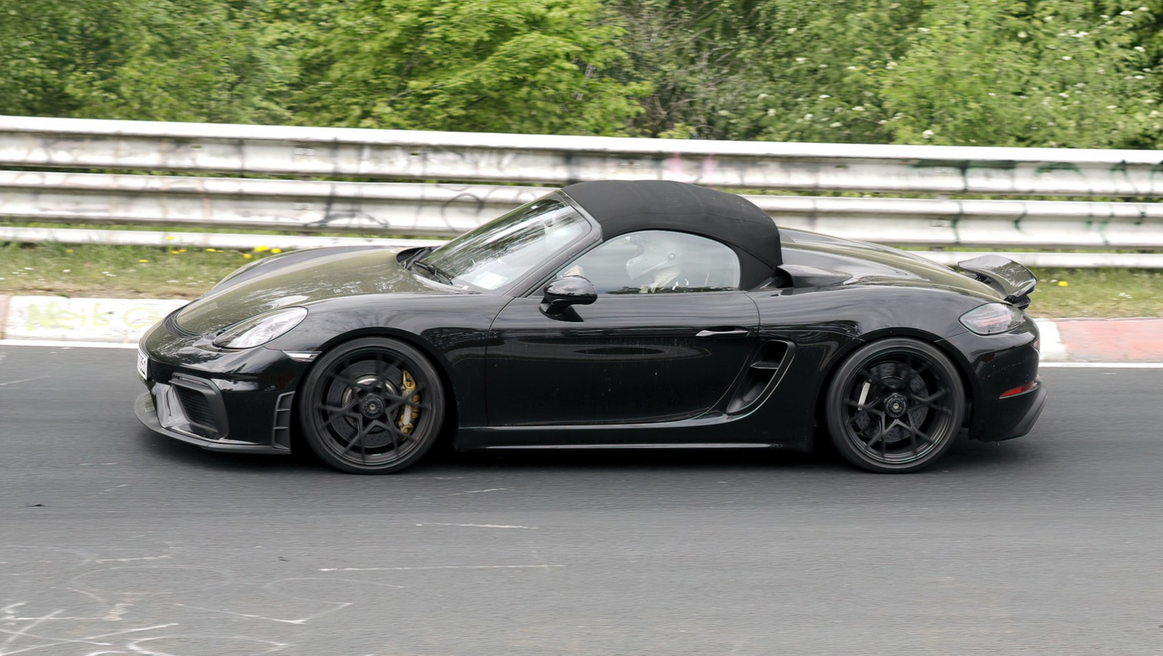 Porsche-718-Spyder-z boku