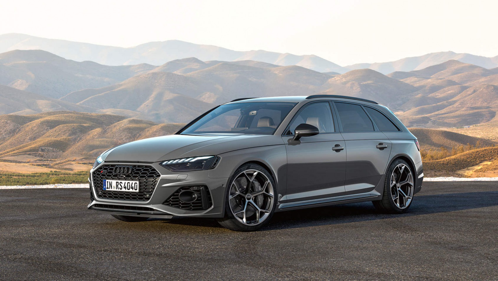 Audi RS4 na tle krajobrazu