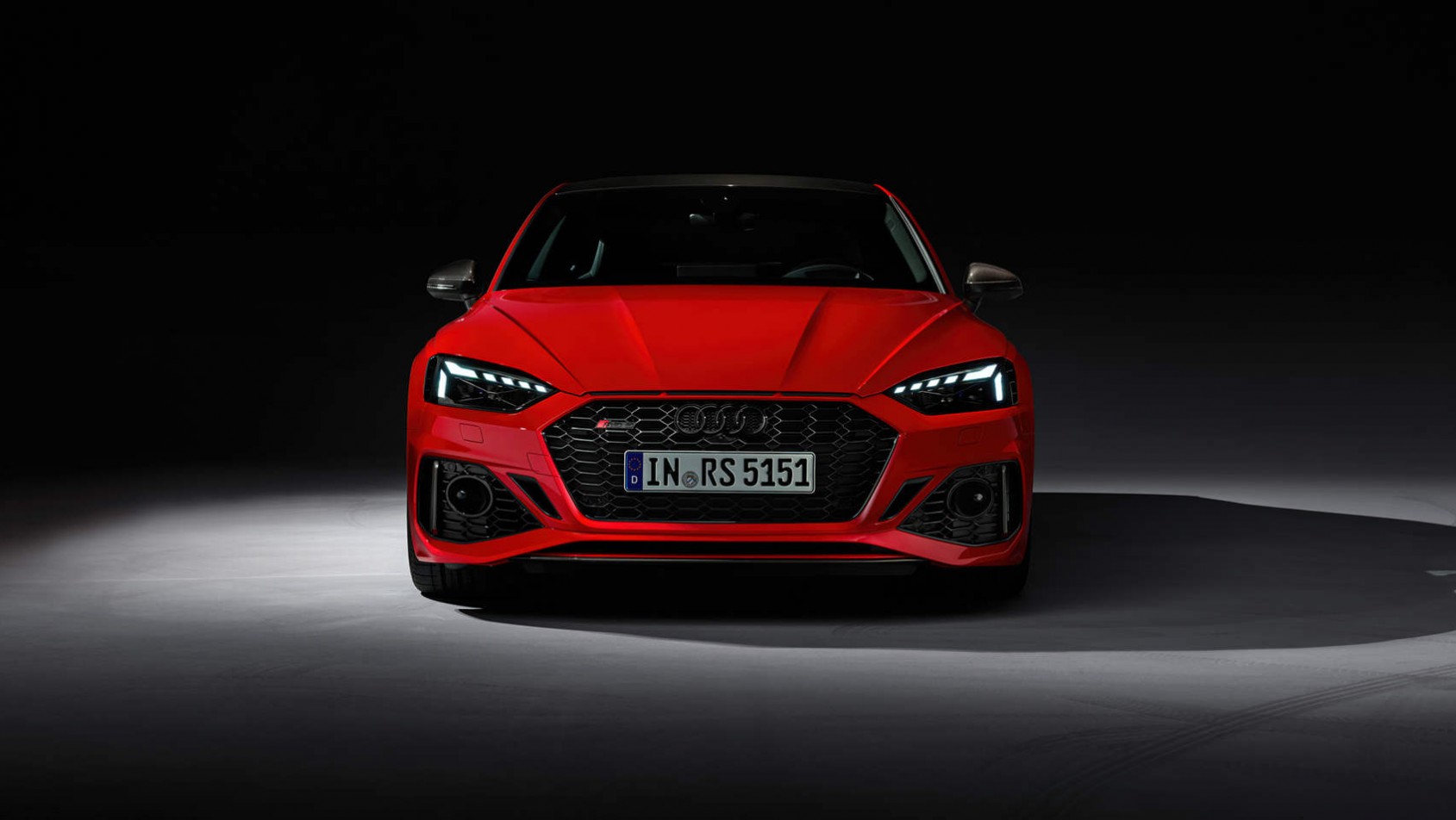 Czerwone Audi RS5 - przód auta