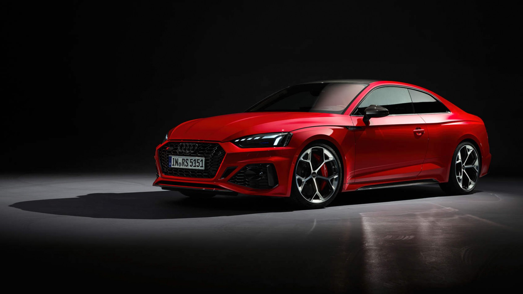 Czerwone Audi RS5 - bok auta