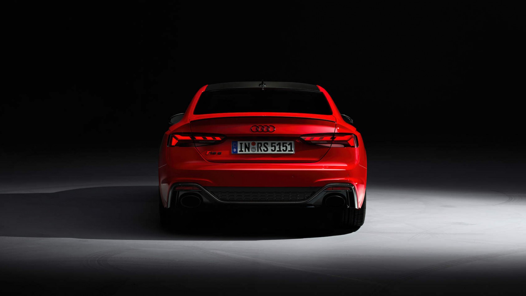 Czerwone Audi RS5 - zbliżenie na tył auta