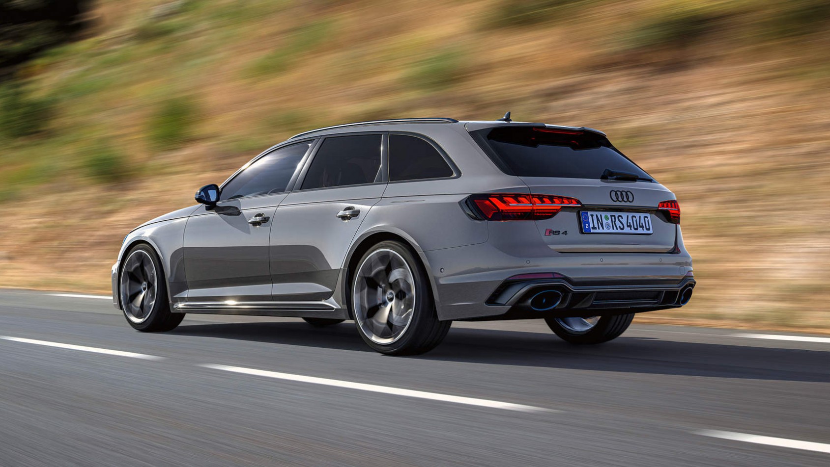 Nowe Audi RS4 - dynamiczne ujęcie tyłu auta