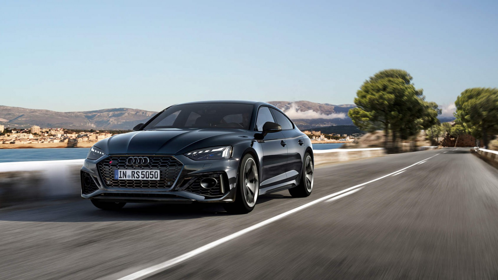 Czarne Audi RS5 - na drodze