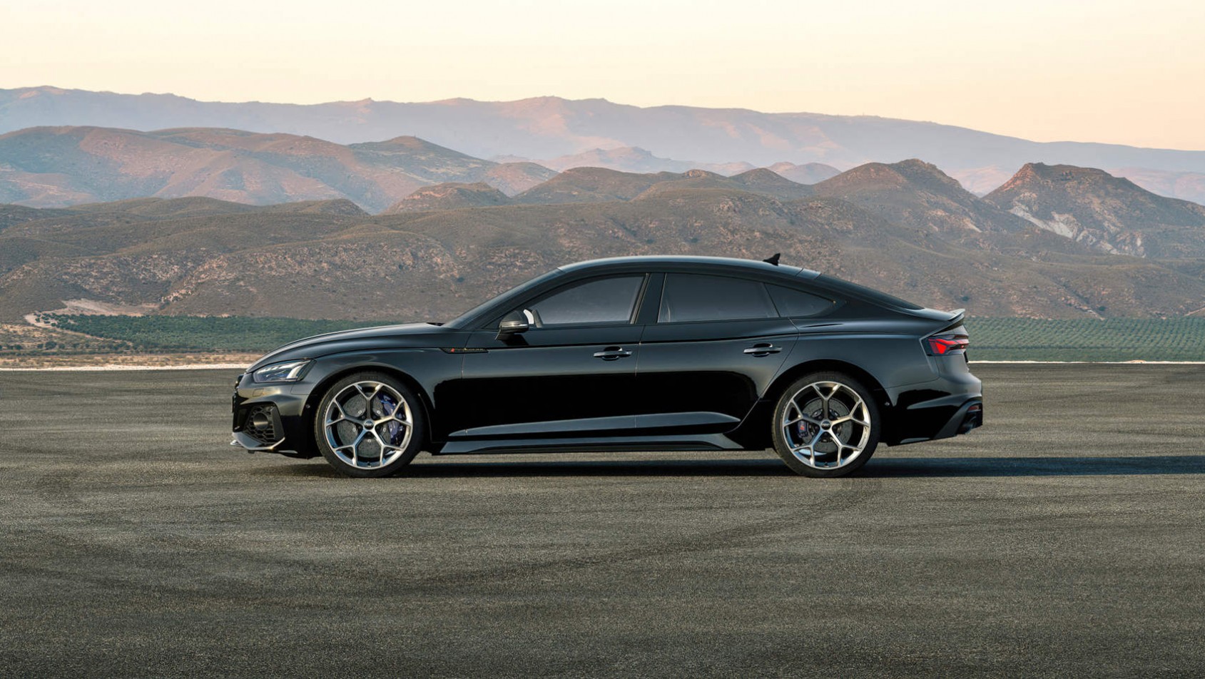 Czarne Audi RS5 - linia auta
