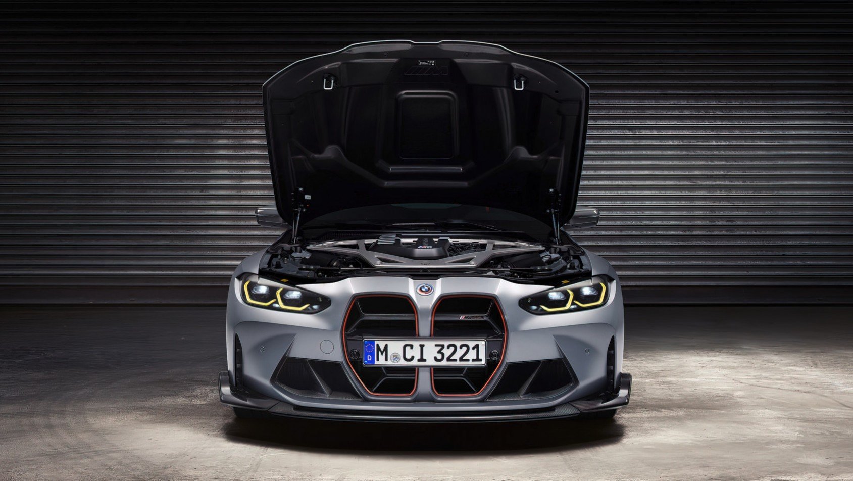 BMW_M4_CSL_z otwartą maską
