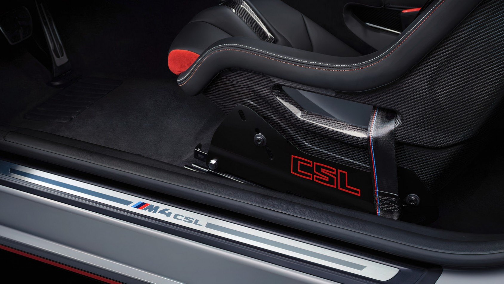 BMW_M4_CSL_próg drzwi