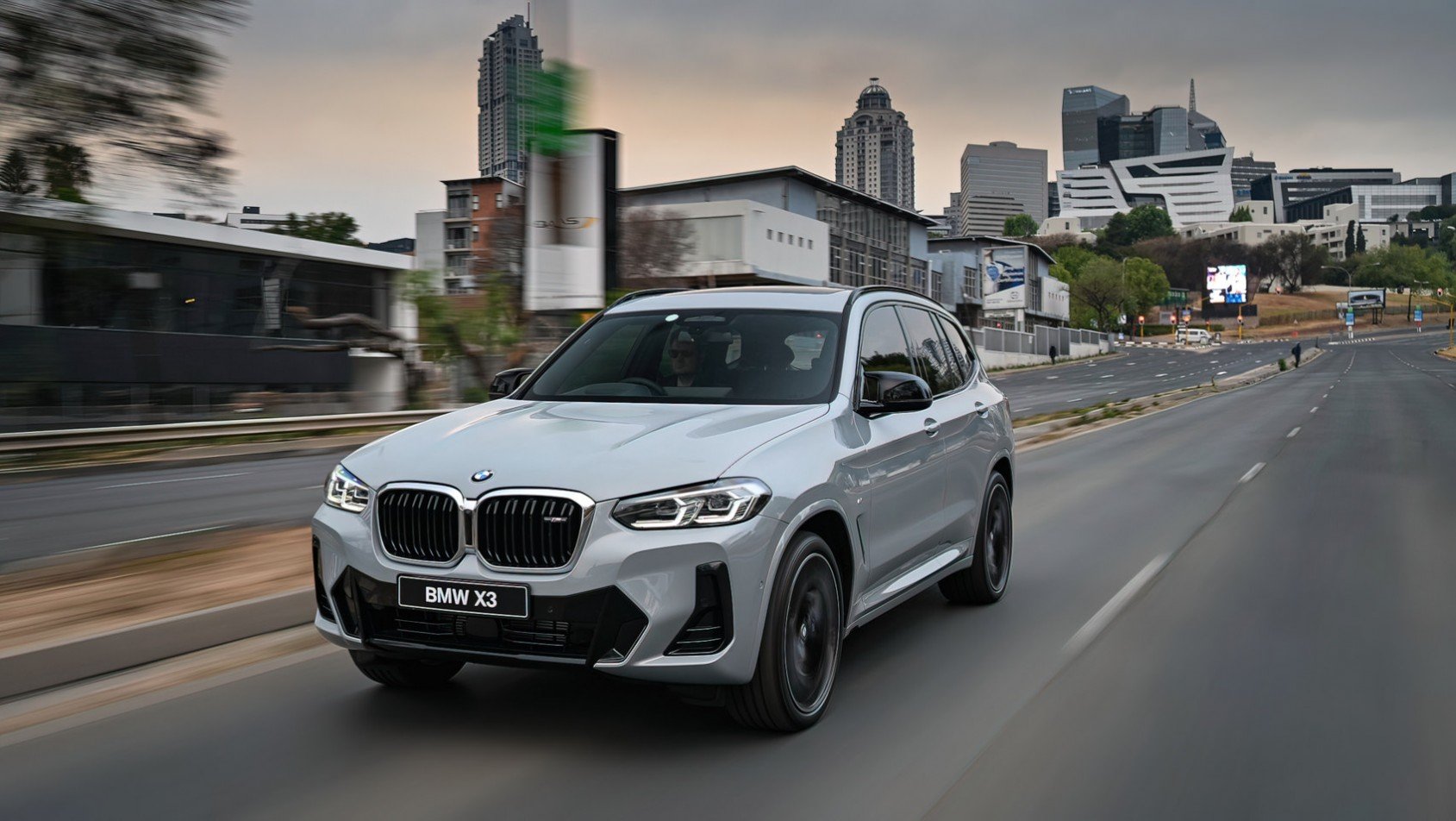 bmw-x3-m40i na drodze w ruchu