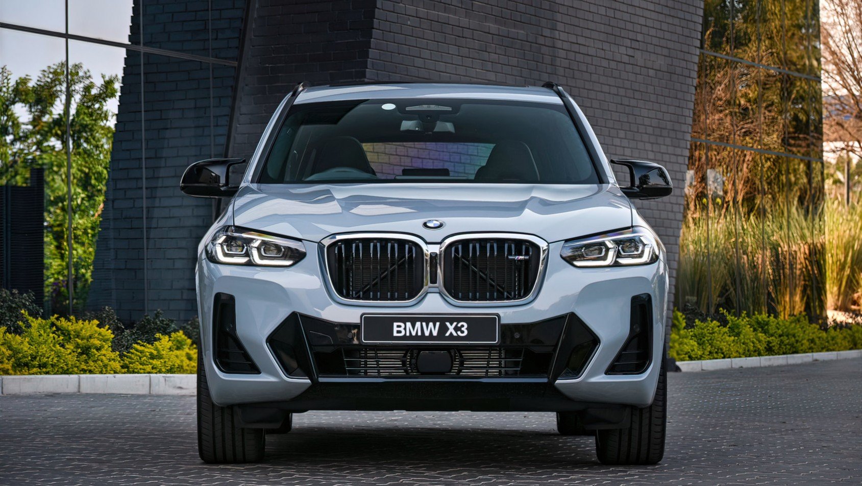 BMW X3 M40d sylwetka z przodu