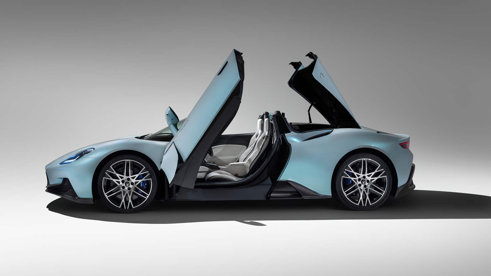 Maserati MC20 Cielo sesja w studiu - otwarte drzwi