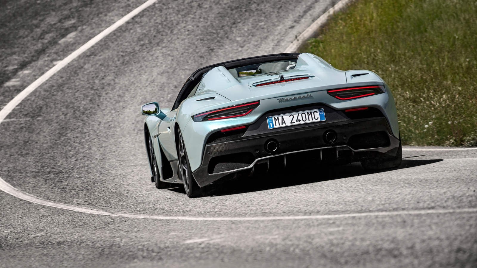 Maserati MC20 Cielo - dynamicznie wchodzi w zakręt