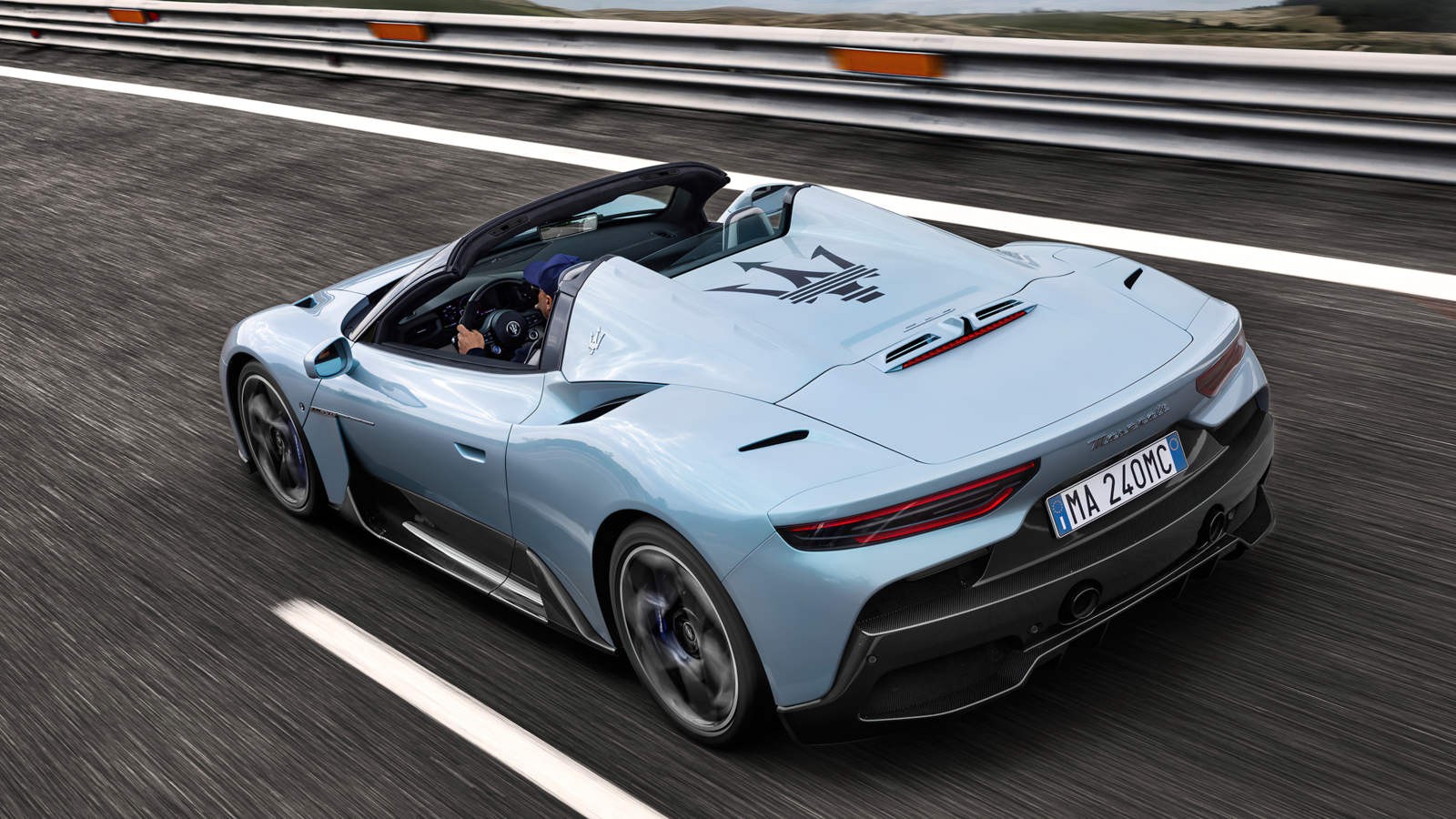 Maserati MC20 Cielo - mknie po autostradzie