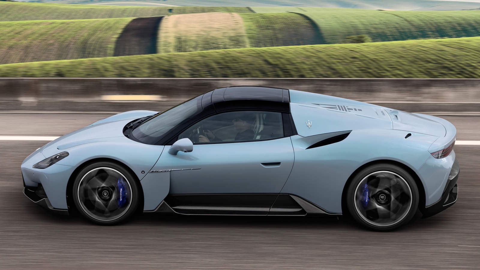Maserati MC20 Cielo - widok z boku na drodze