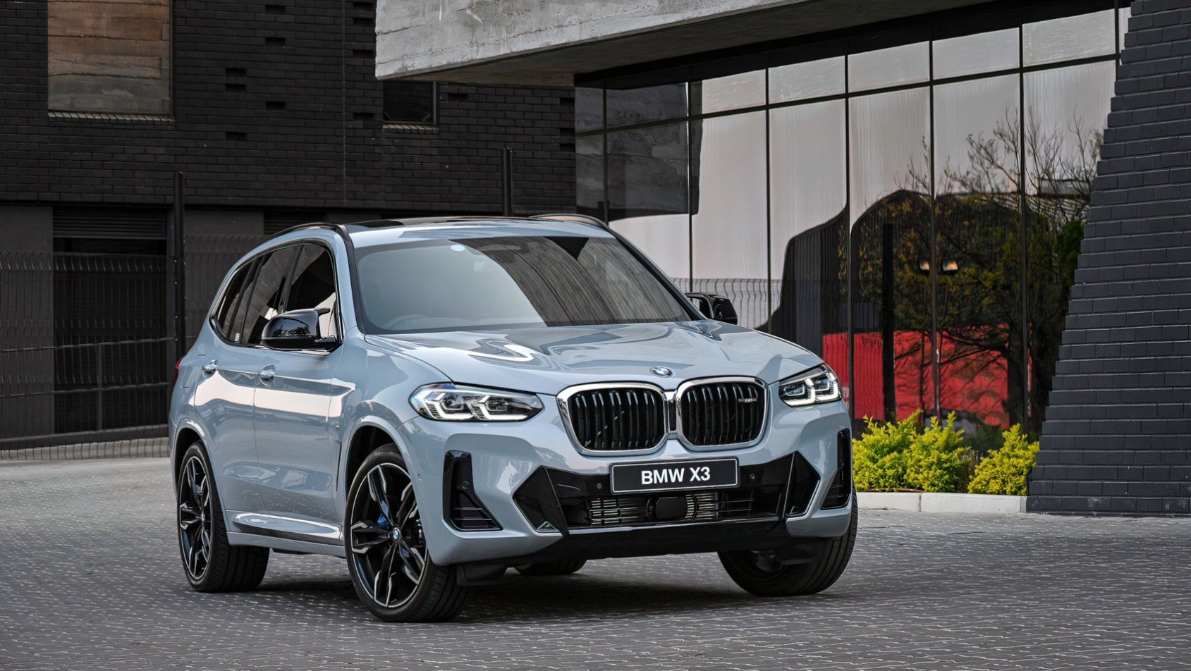 BMW X3 M40d sylwetka na tle budynku