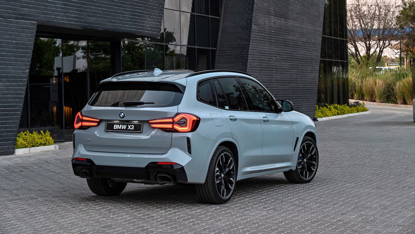 BMW X3 M40d sylwetka z tyłu