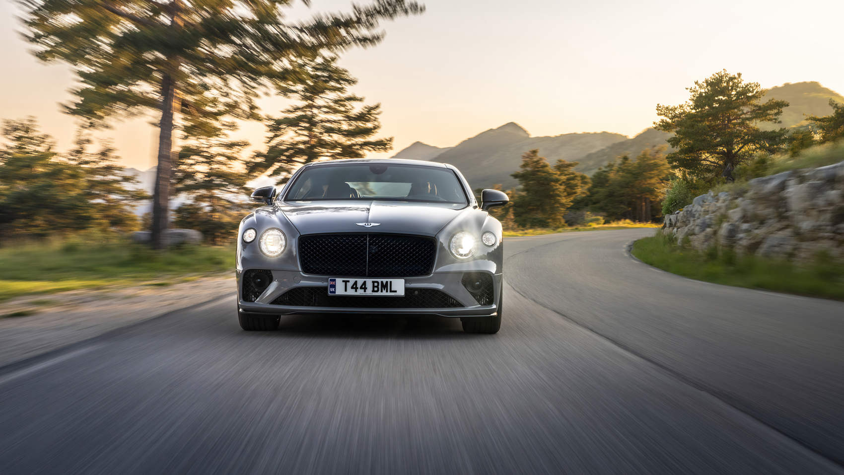 Bentley Continental GT V8 S - dynamiczne ujęcie na ulicy