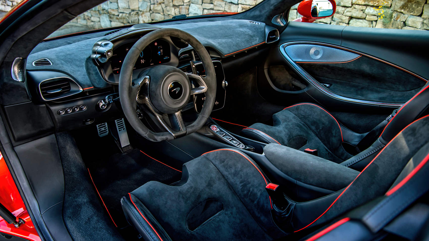 McLaren Artura - wnętrze auta pachnie nowością