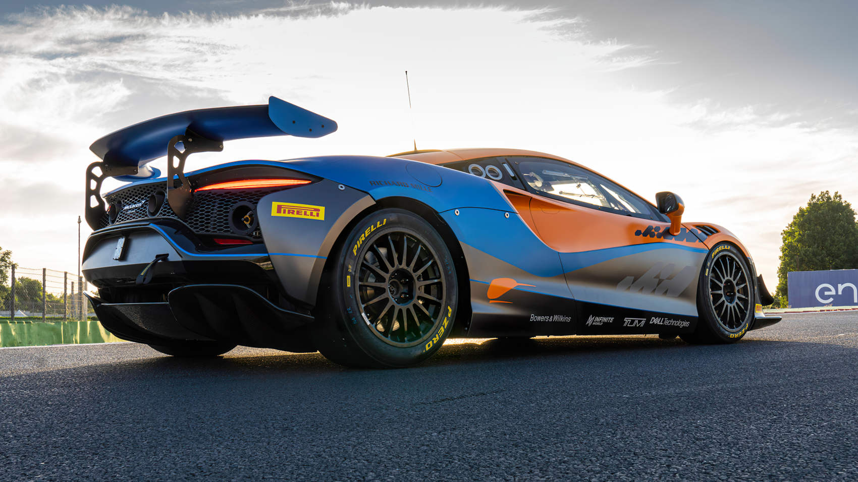 Nowy McLaren Artura GT4 na torze