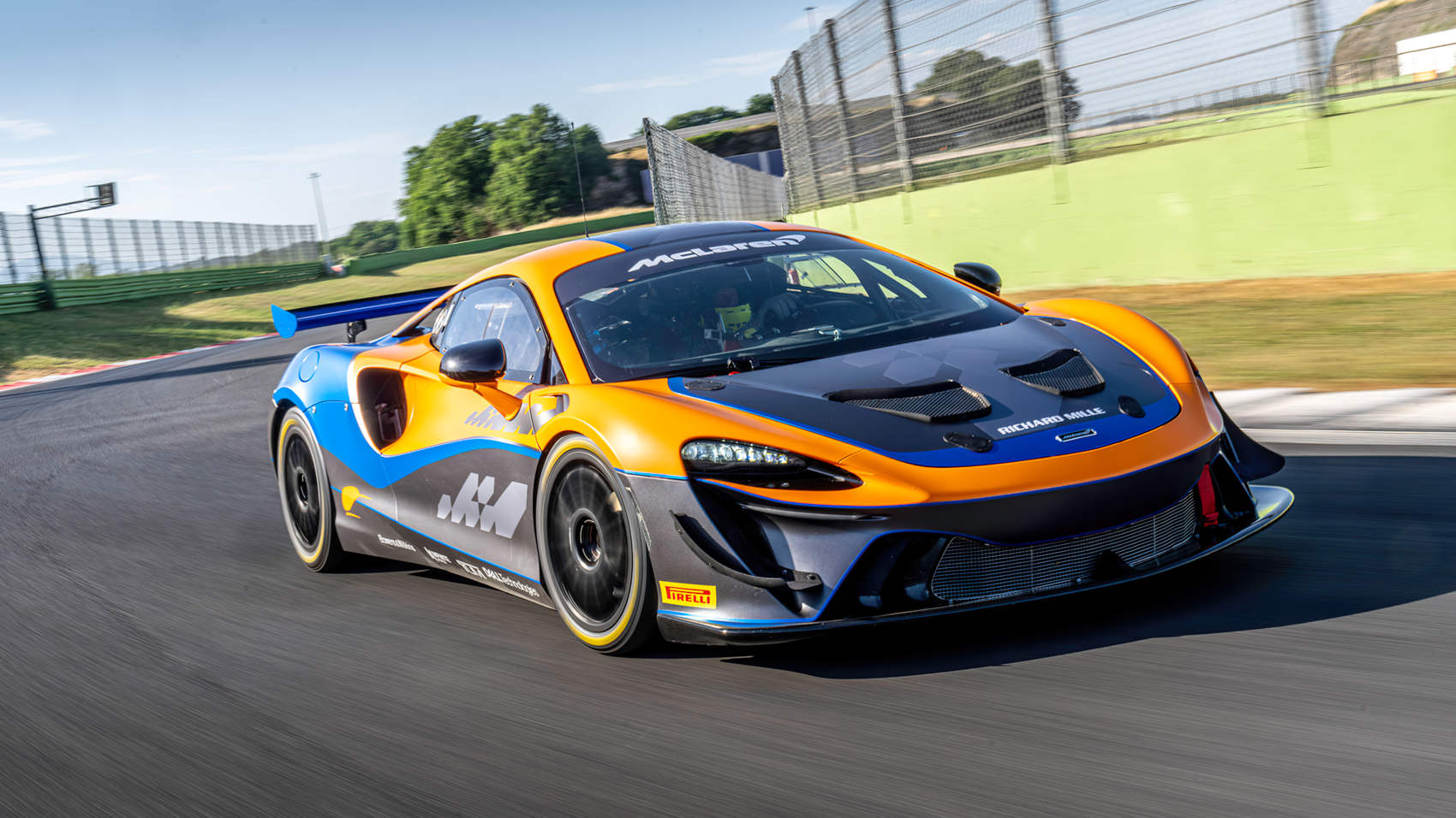 Nowy McLaren Artura GT4 - front auta