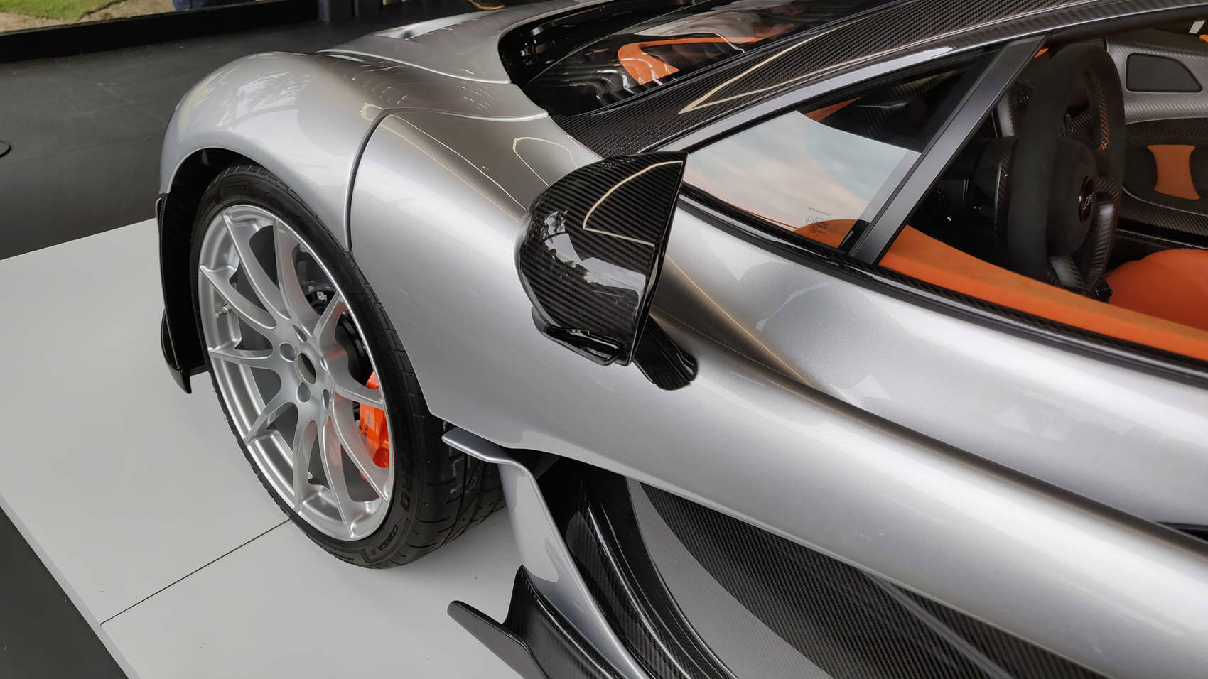 McLaren P1 Spider by Lanzante - zbliżenie na bok auta