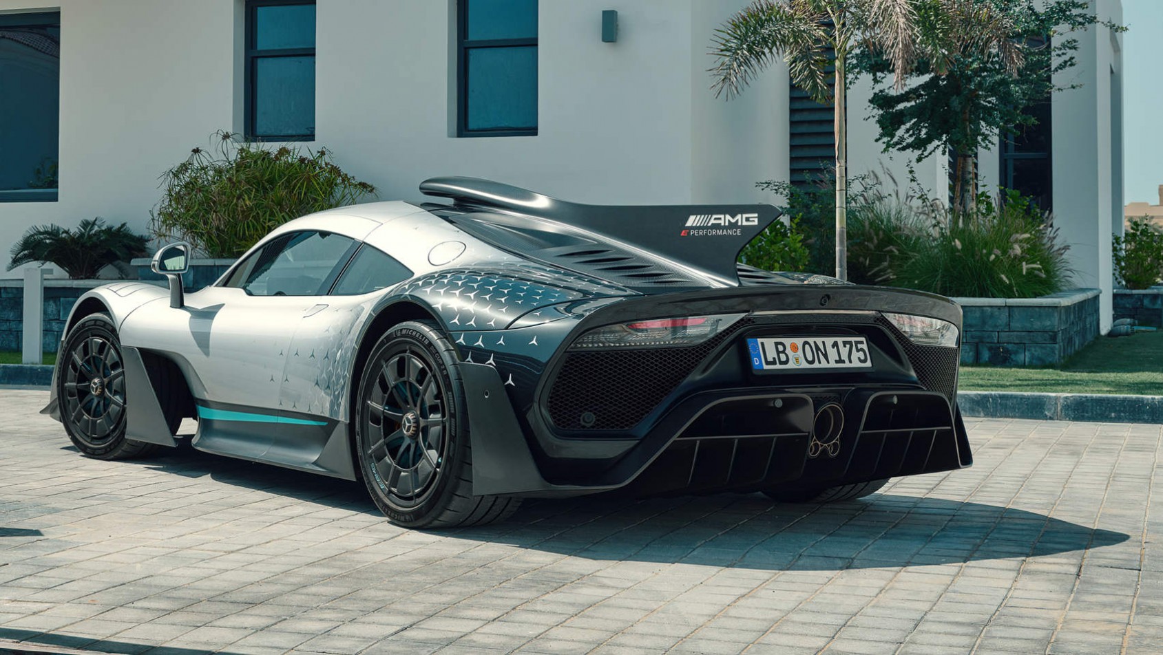 Mercedes-AMG Project One zaparkowany pod domem