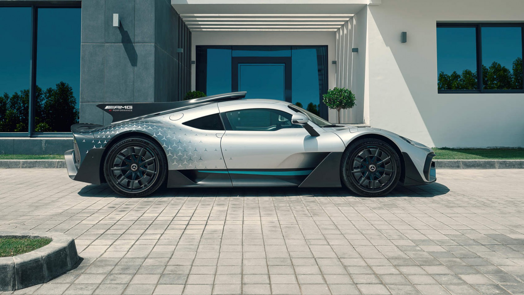 Mercedes-AMG Project One pod domem