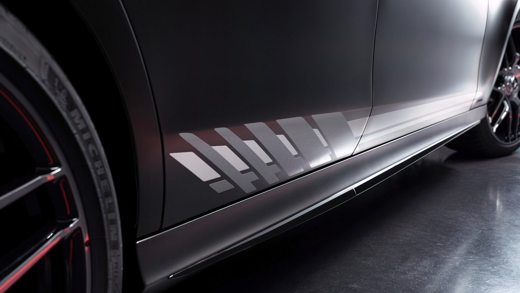 Mercedes-AMG E63 S naklejki nad linią progów