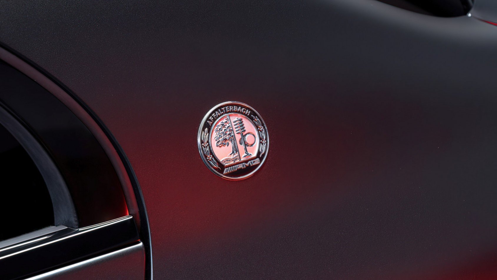 Mercedes-AMG E63 S znaczek AMG na tylnym słupku