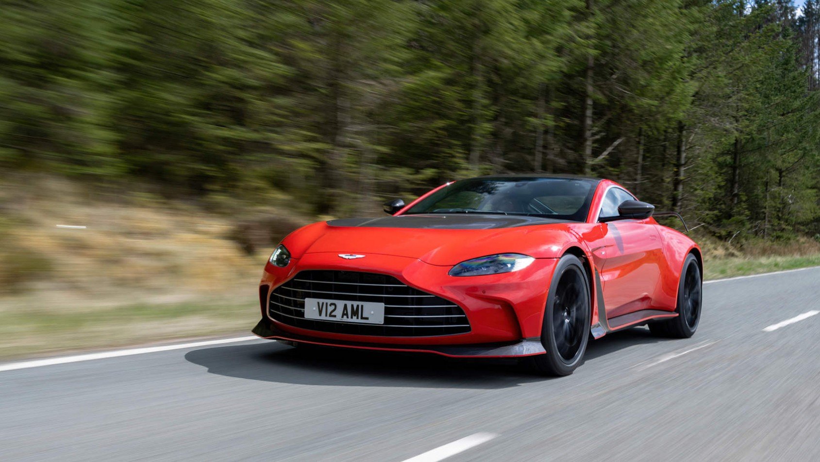 Aston Martin V12 Vantage na drodze