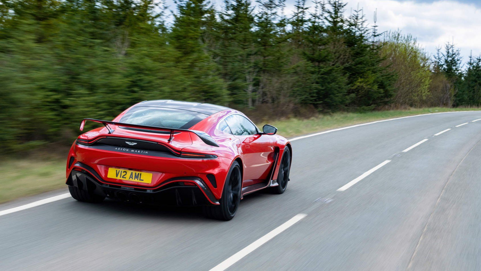 Aston Martin V12 Vantage sylwetka z tyłu