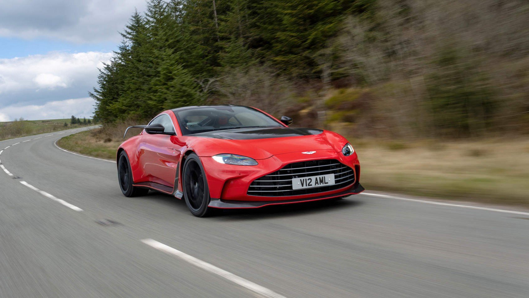 Aston Martin V12 Vantage na zakręcie